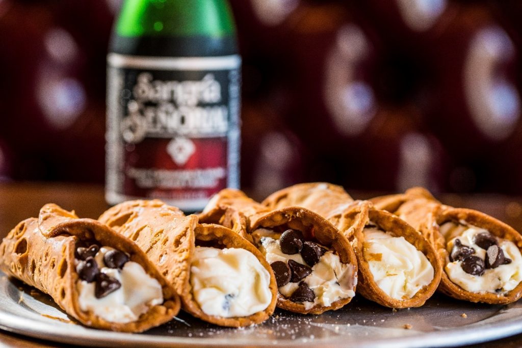 Best local foods to must try in Italy Cannoli
